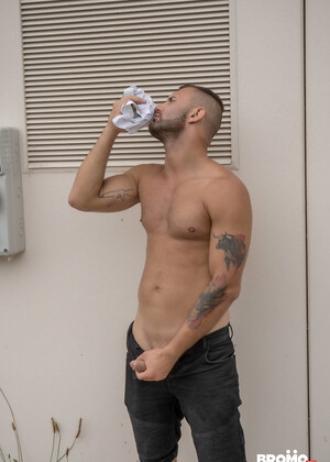Gay hunk Marty fucks sexy Daren D behind the garage after his car breaks down