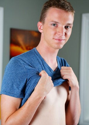Skinny jocks Adrian Rivers tops Jessie Kale's twink ass