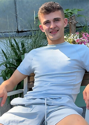 Amateur brit twink shows his sexy ass